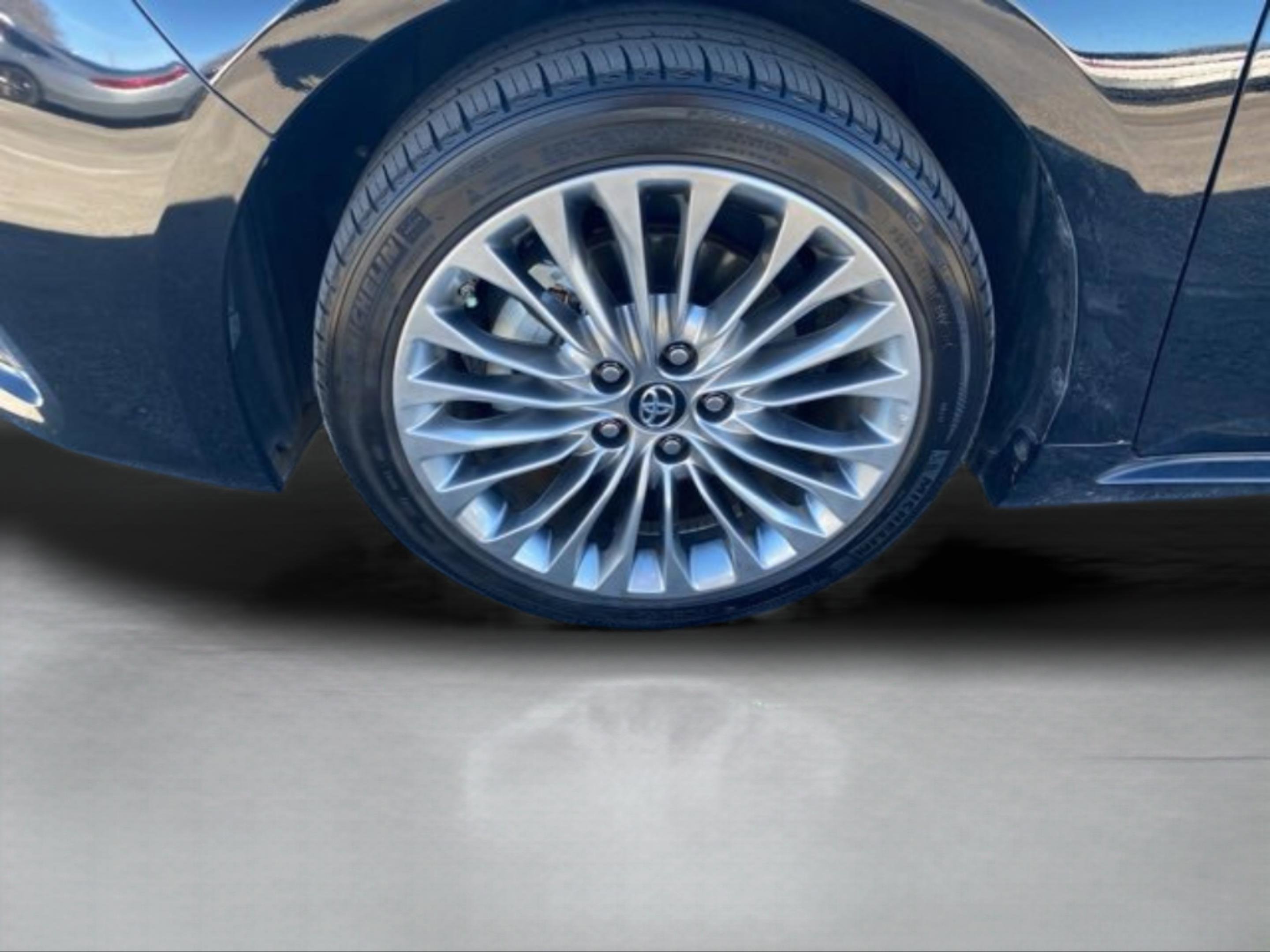 Used 2017 Toyota Avalon Limited image 11