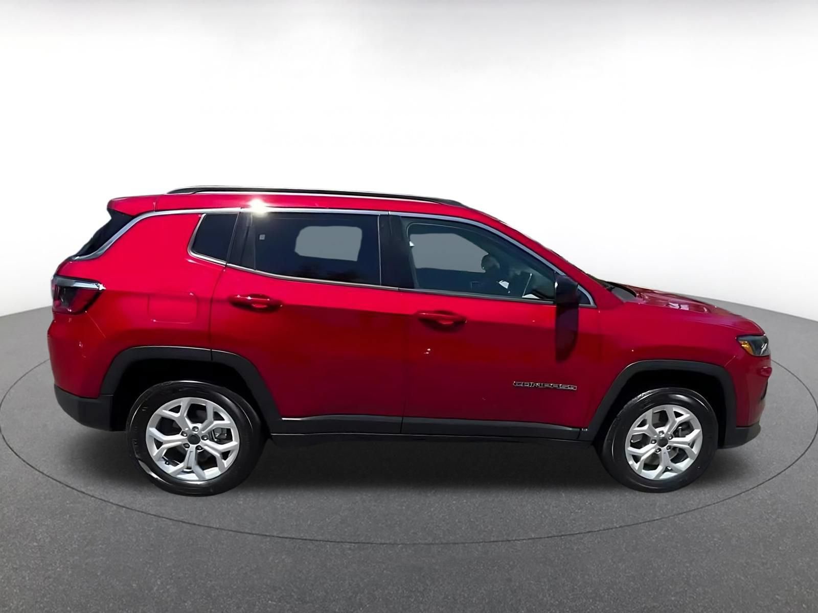 Used 2025 Jeep Compass Latitude AWD/4WD image 16