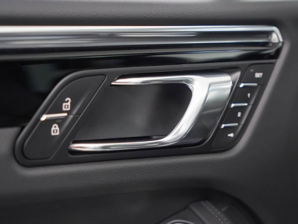 Used 2026 Porsche Macan image 34