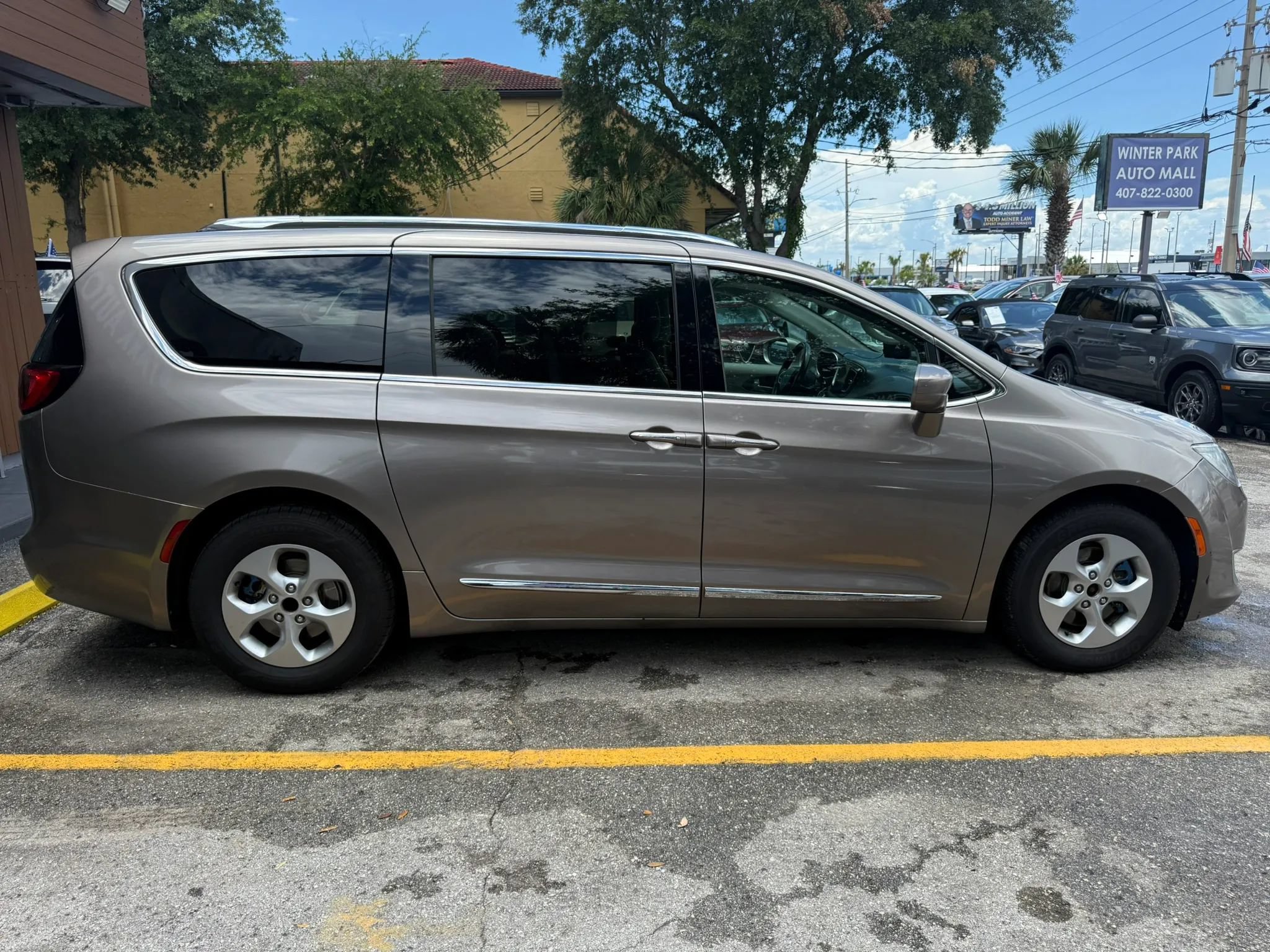 Used 2017 Chrysler Pacifica Touring-L Plus FWD image 5