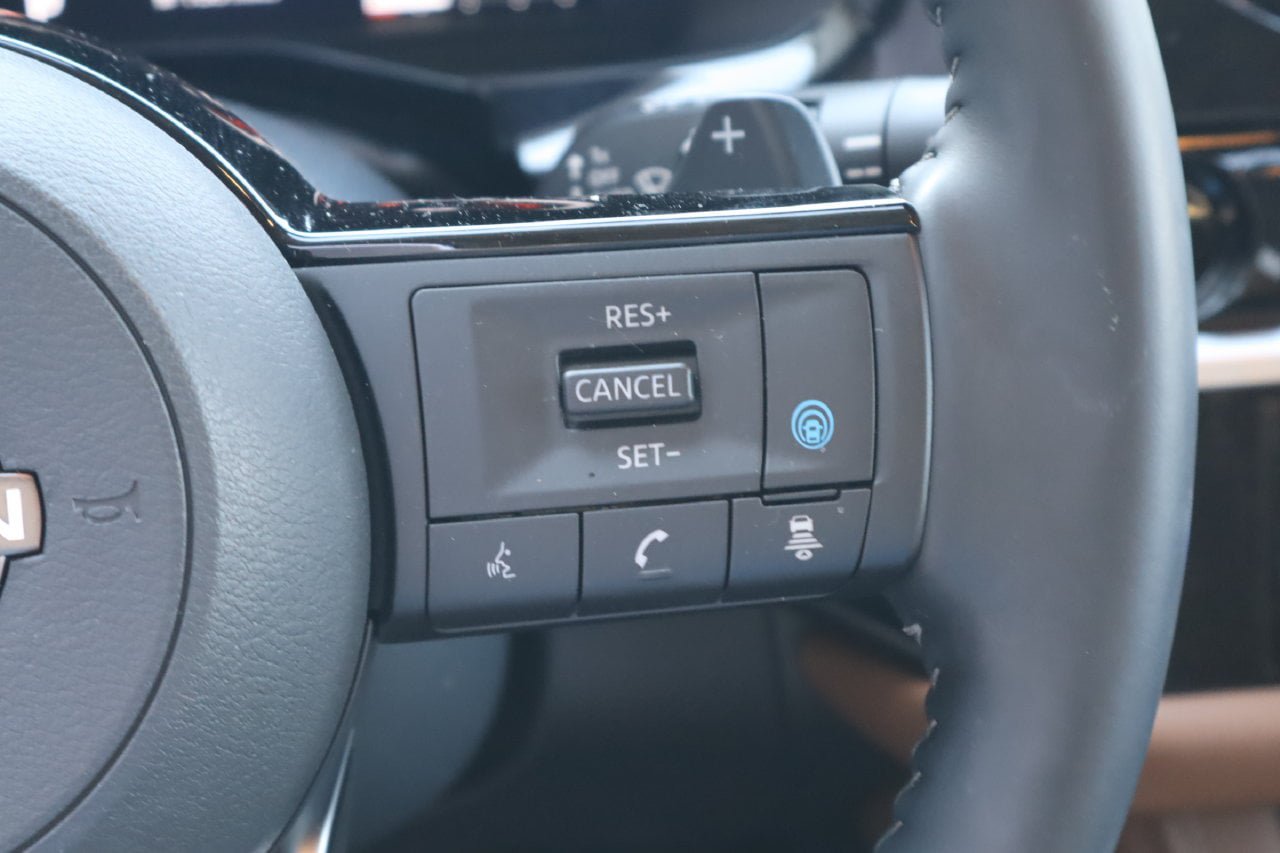 Used 2025 Nissan Pathfinder Platinum w/ Black Appearance Package FWD image 15