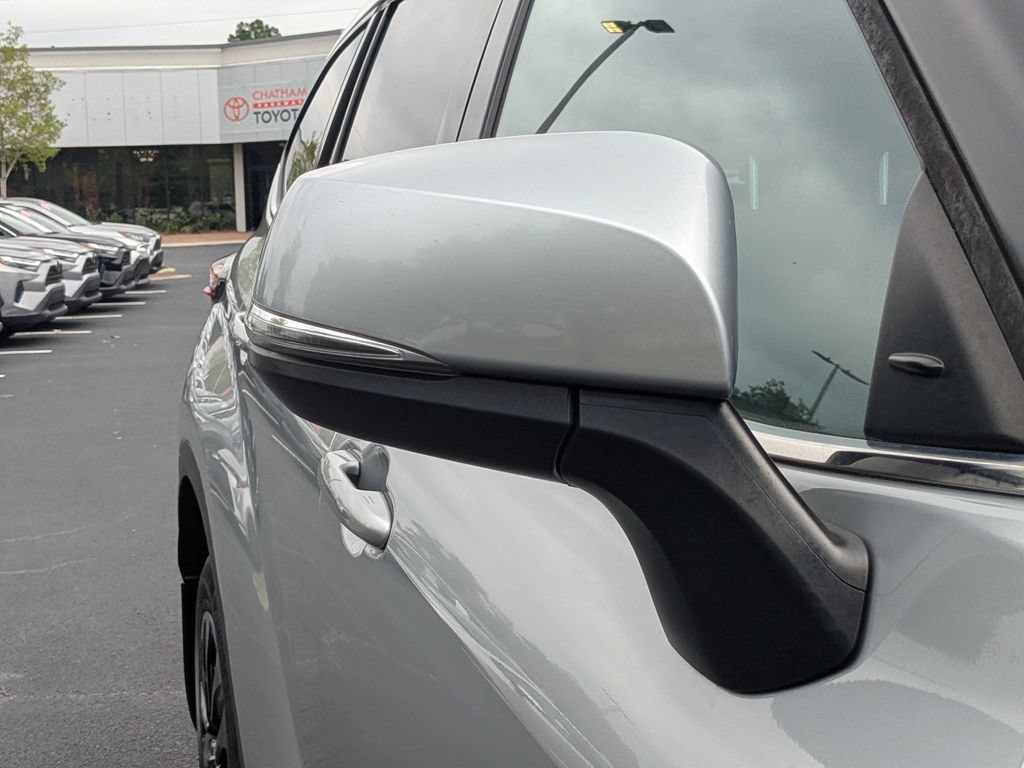 Used 2021 Toyota Highlander XLE AWD/4WD image 12