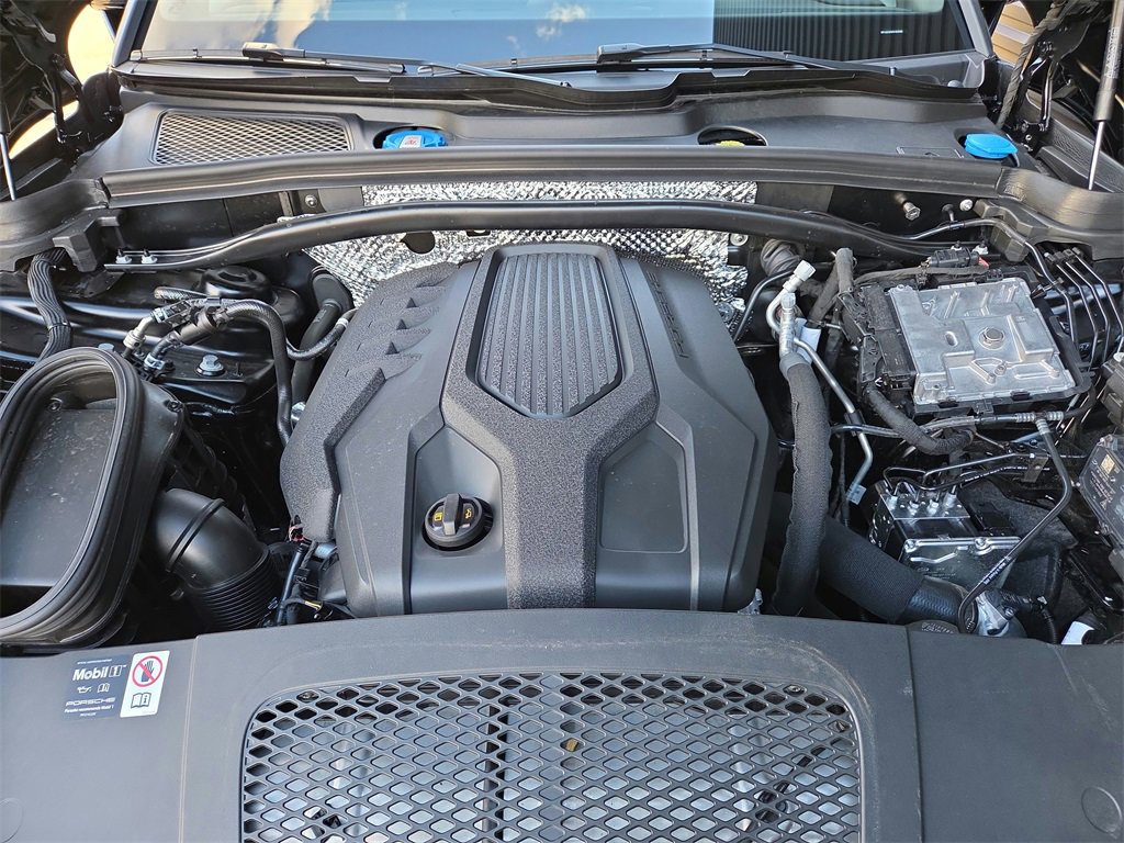 Used 2025 Porsche Macan image 32