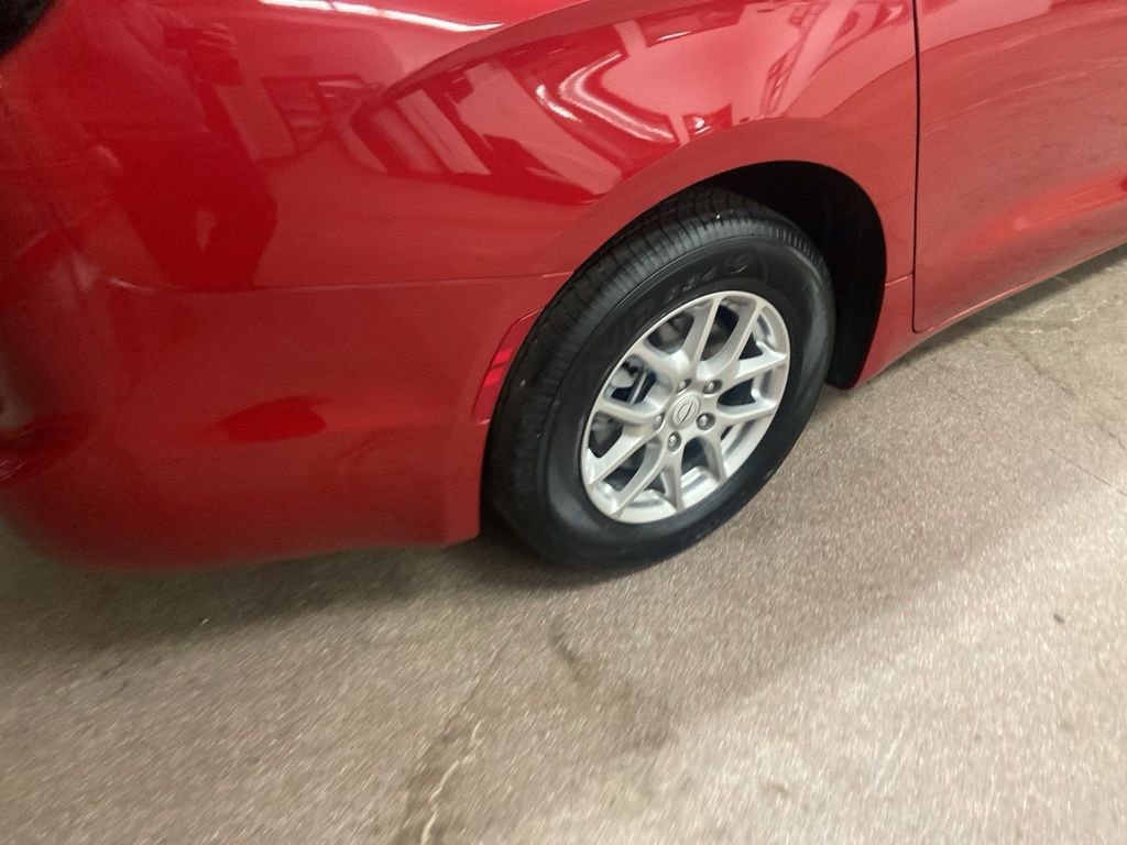 New 2026 Chrysler Pacifica Select image 16
