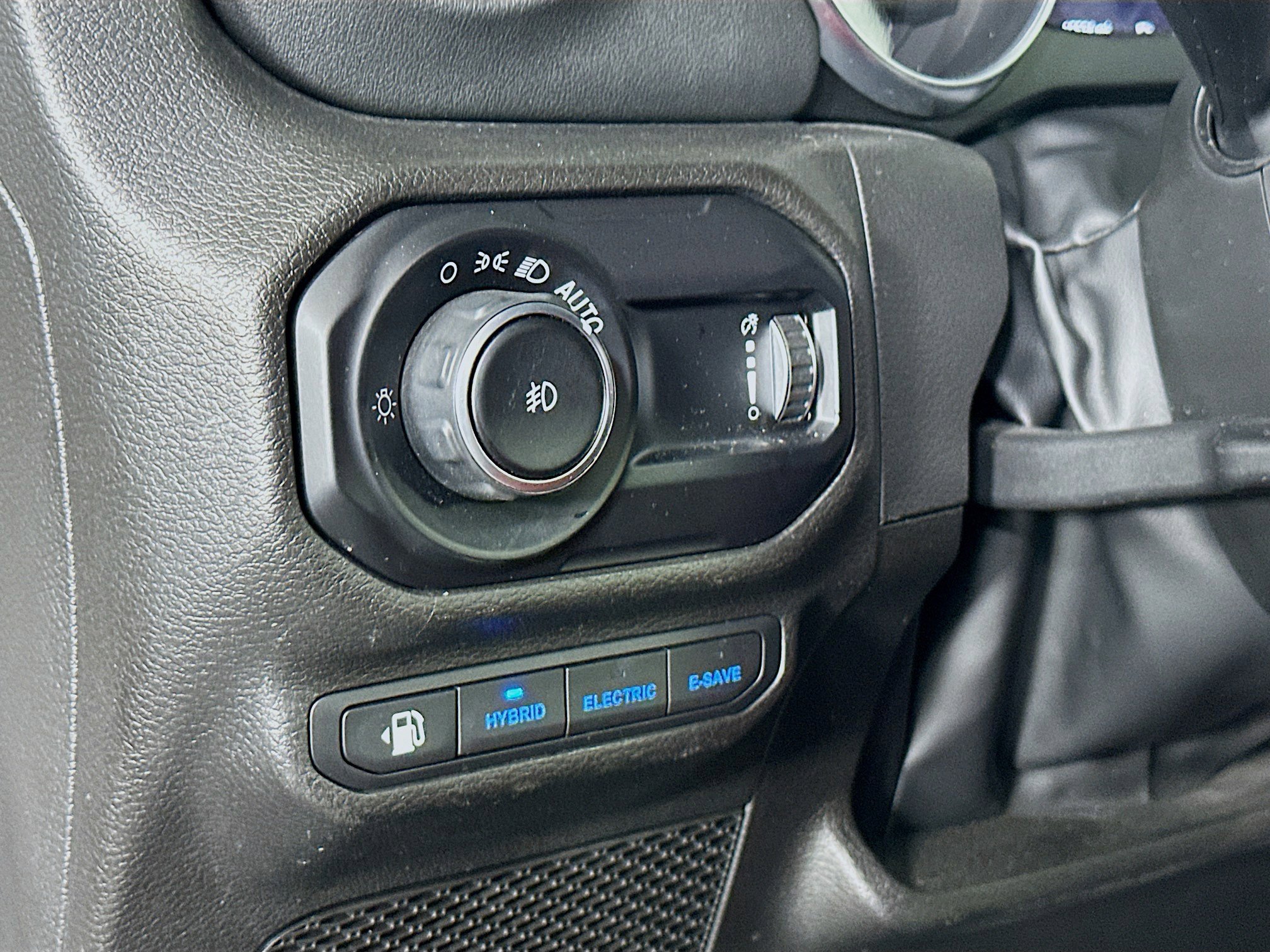 Used 2023 Jeep Wrangler Sahara w/ Cold Weather Group image 16