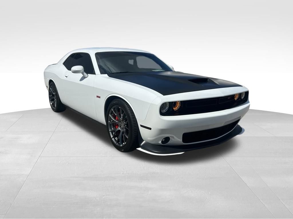 Used 2015 Dodge Challenger SRT image 2