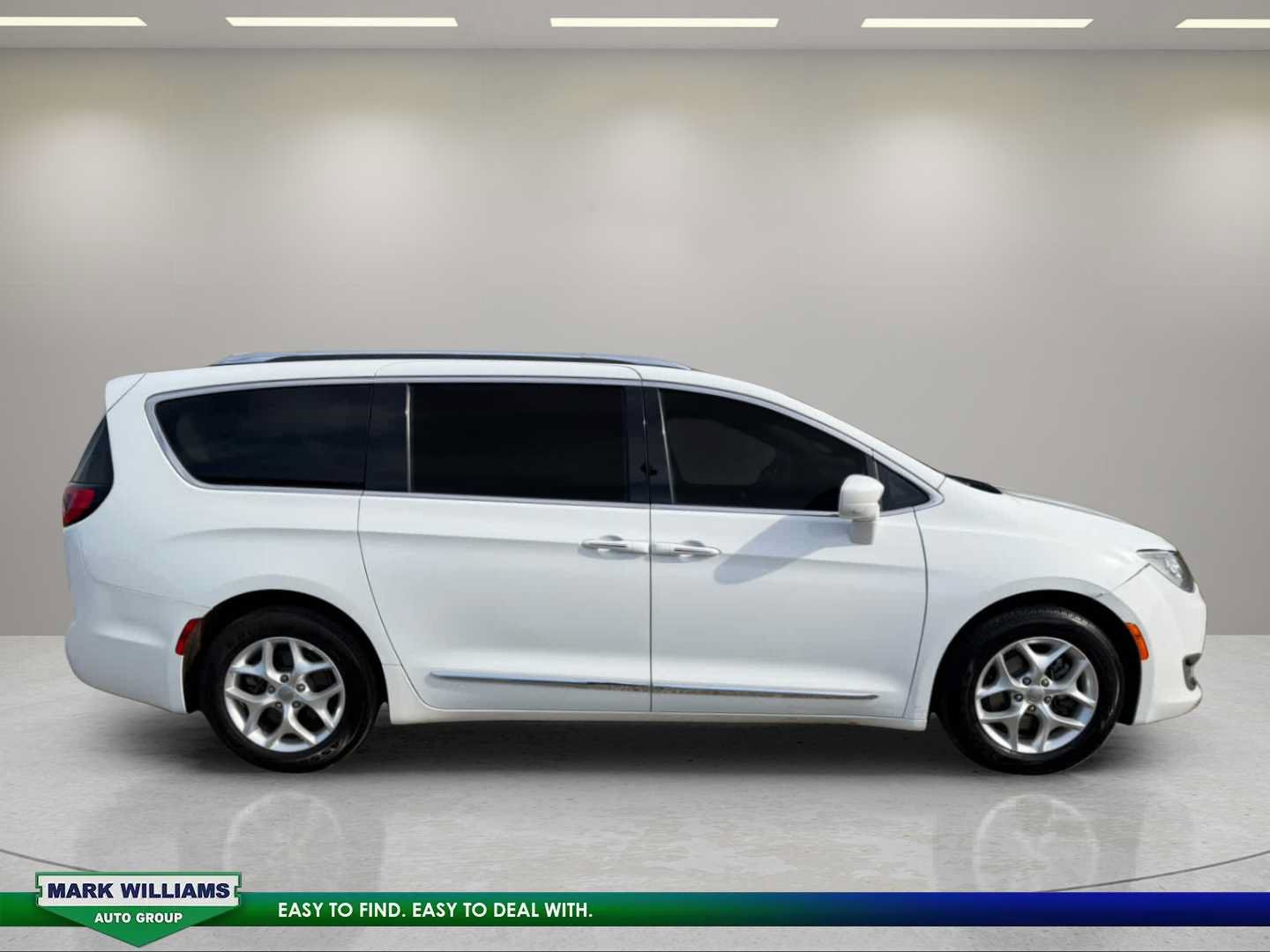 Used 2017 Chrysler Pacifica Touring-L Plus w/ Tire & Wheel Group FWD image 5