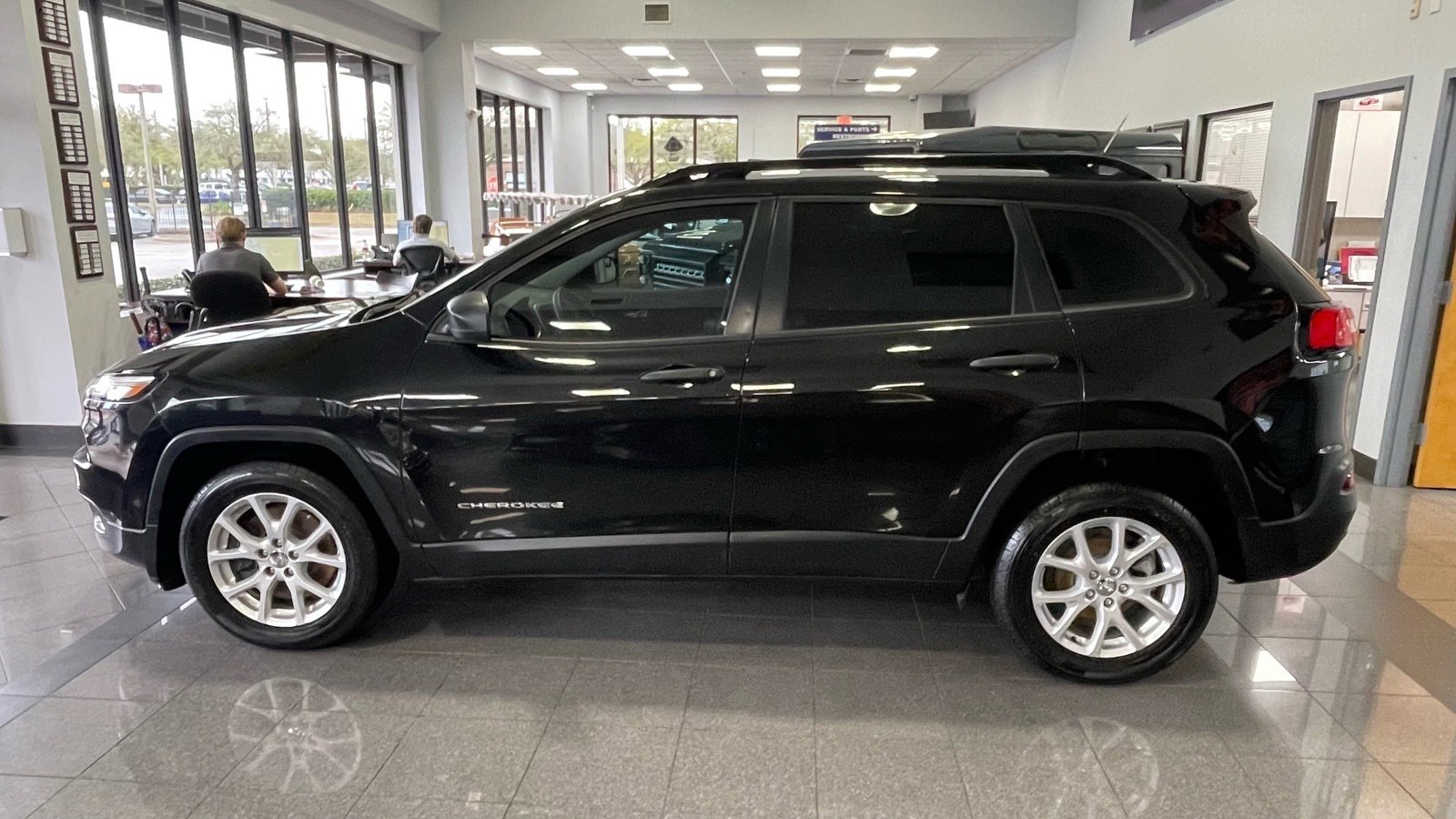 Used 2015 Jeep Cherokee Sport w/ Sport Appearance Group FWD image 2