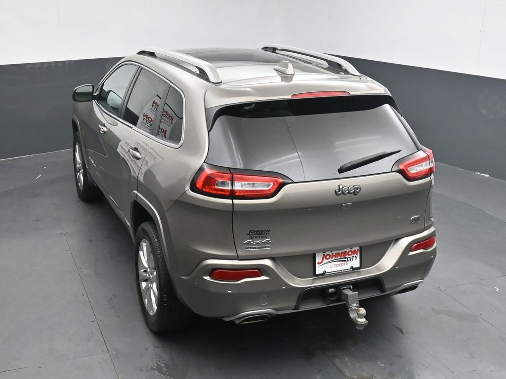 Used 2017 Jeep Cherokee Overland w/ Technology Group AWD/4WD image 29