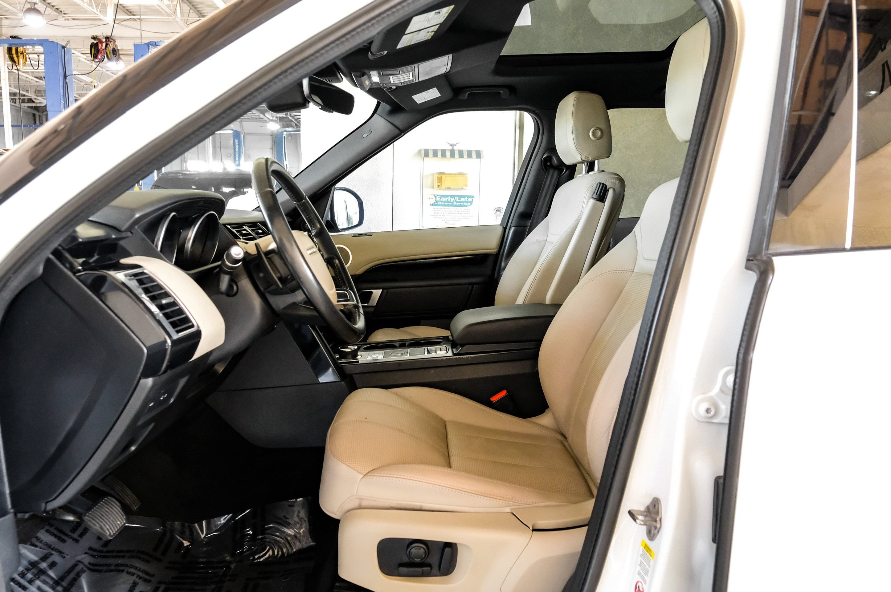 Used 2020 Land Rover Discovery SE AWD/4WD image 3