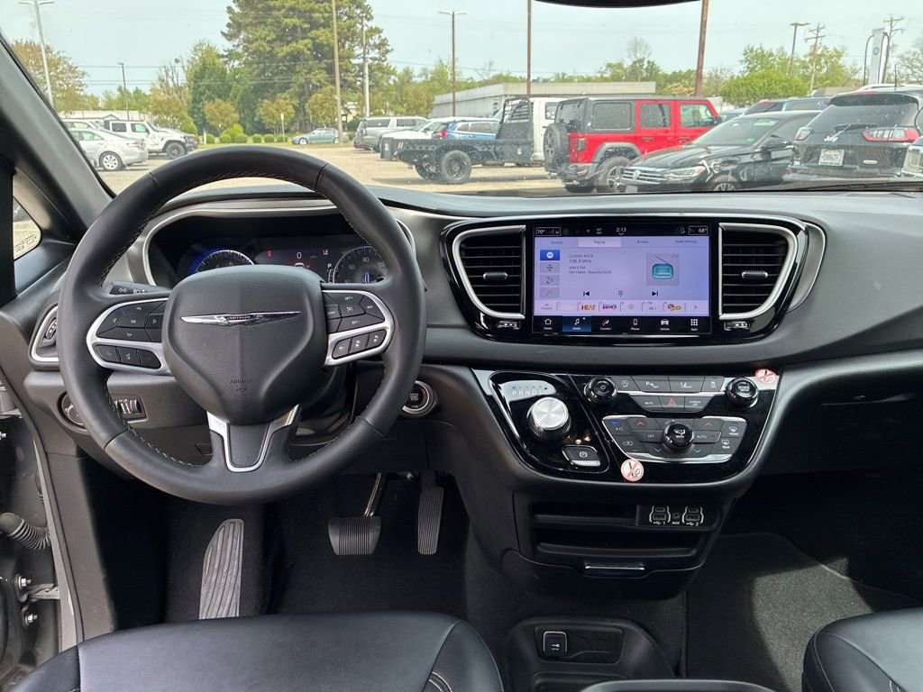 Used 2025 Chrysler Pacifica Select image 21
