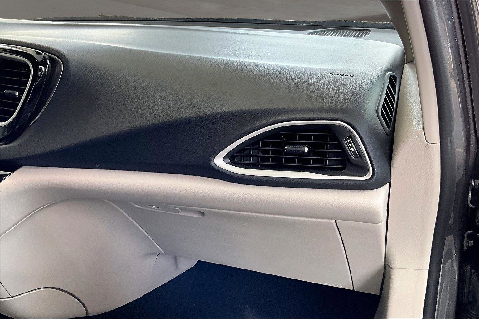 Used 2023 Chrysler Pacifica Touring-L image 18