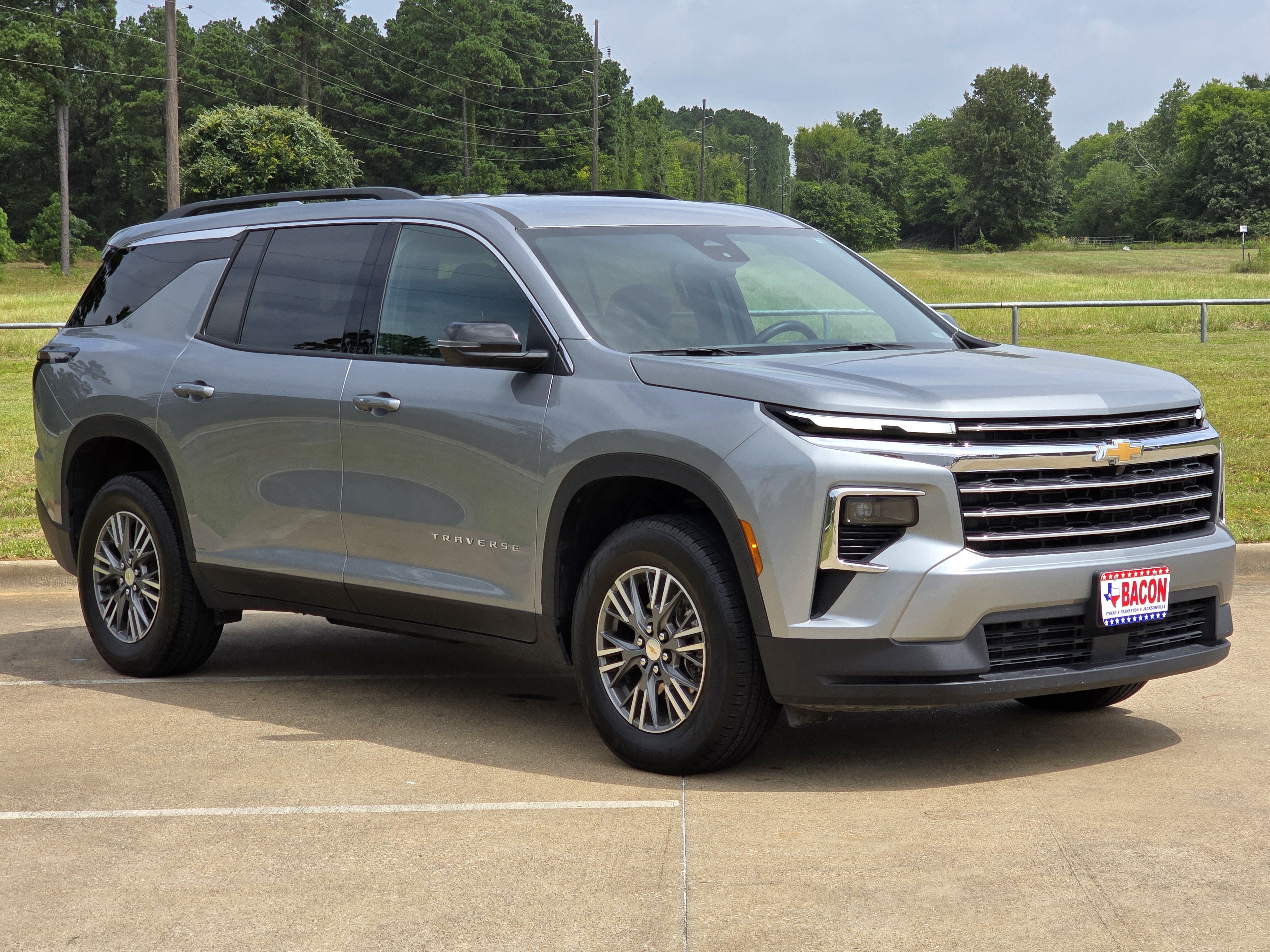 Used 2025 Chevrolet Traverse LT FWD image 3