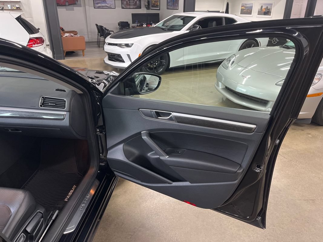Used 2018 Volkswagen Passat 2.0T SE FWD image 36