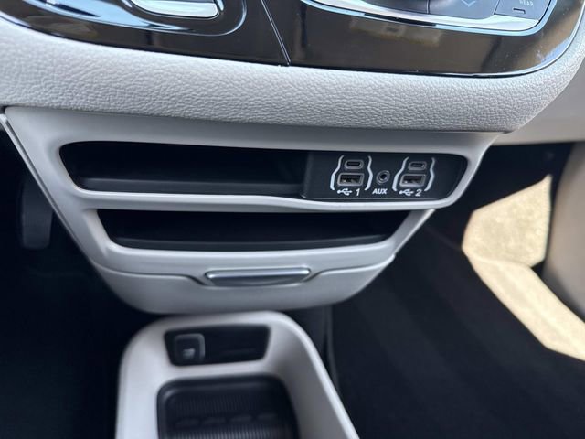 Used 2024 Chrysler Pacifica Limited FWD image 26