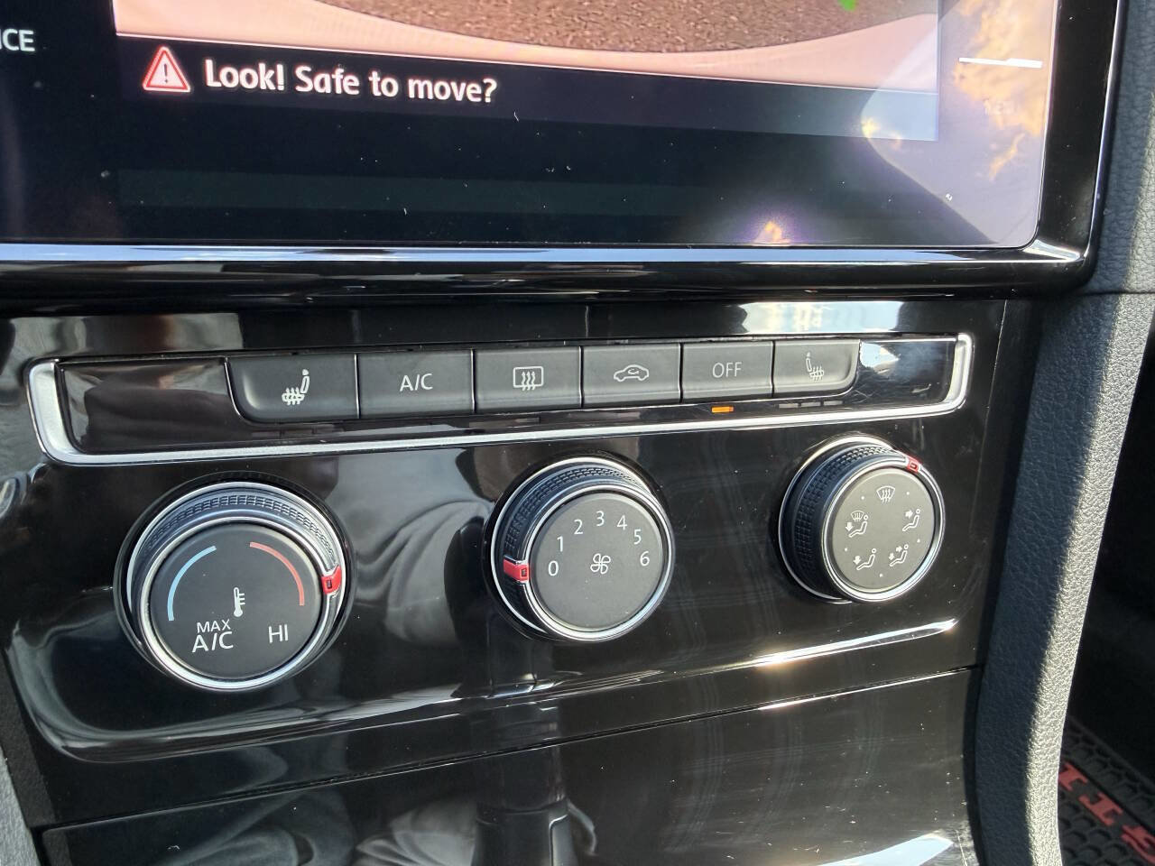 Used 2018 Volkswagen GTI SE image 24