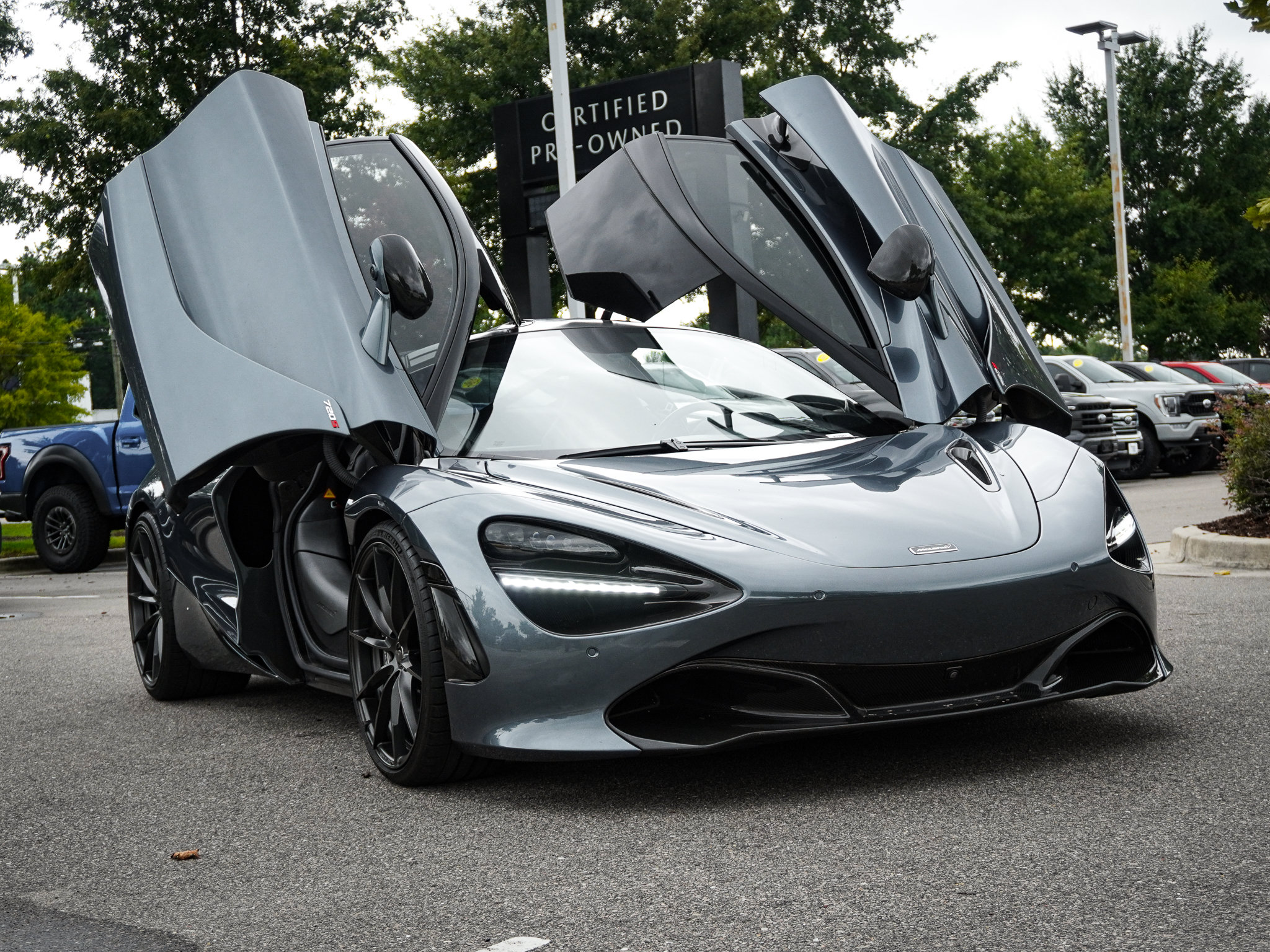 Used 2018 McLaren 720S Luxury RWD image 3