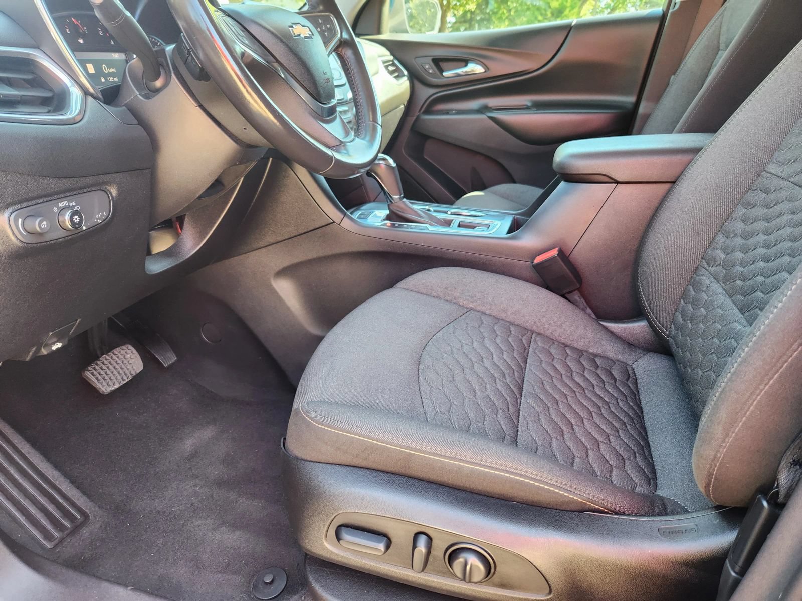 Used 2019 Chevrolet Equinox LT w/ Sun & Navigation Package AWD/4WD image 9