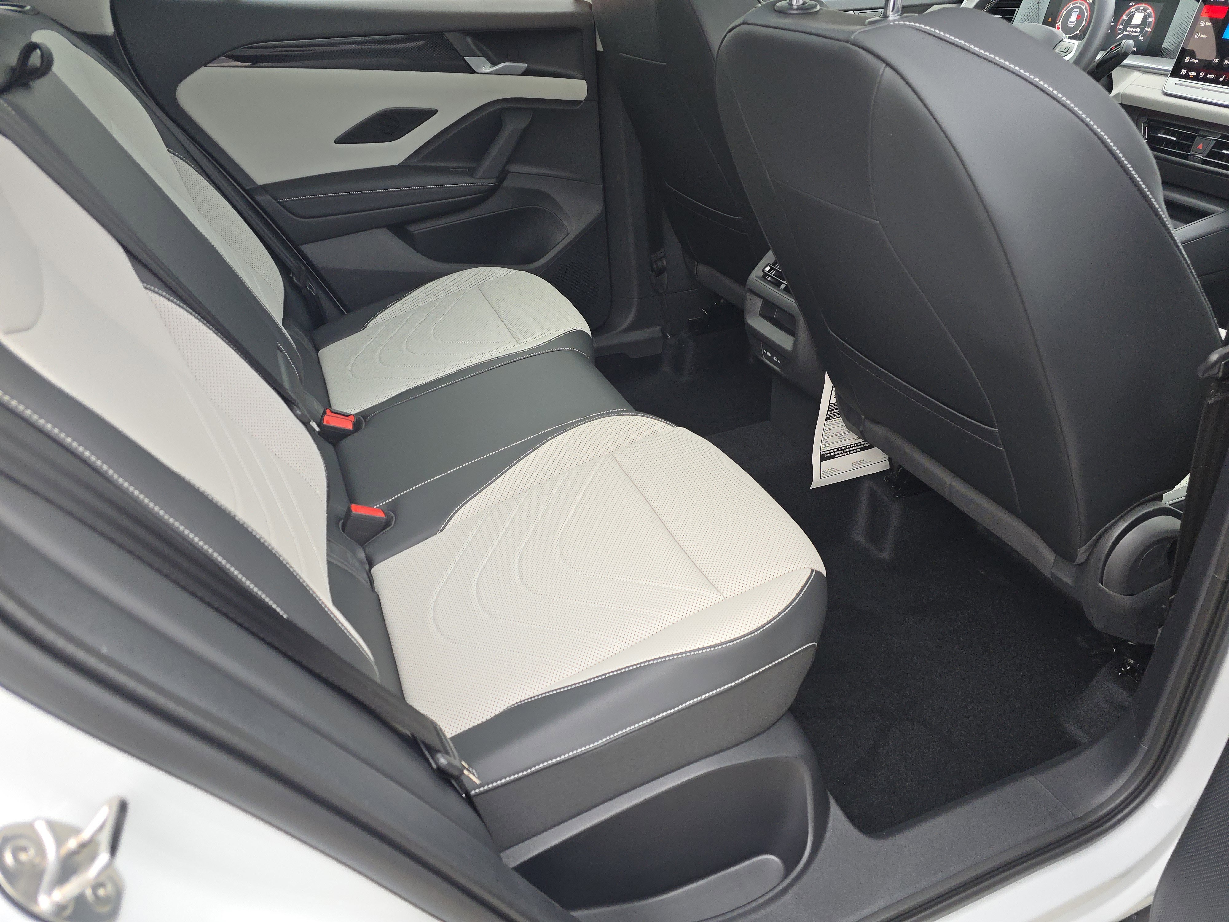 New 2025 Volkswagen Tiguan SE image 16