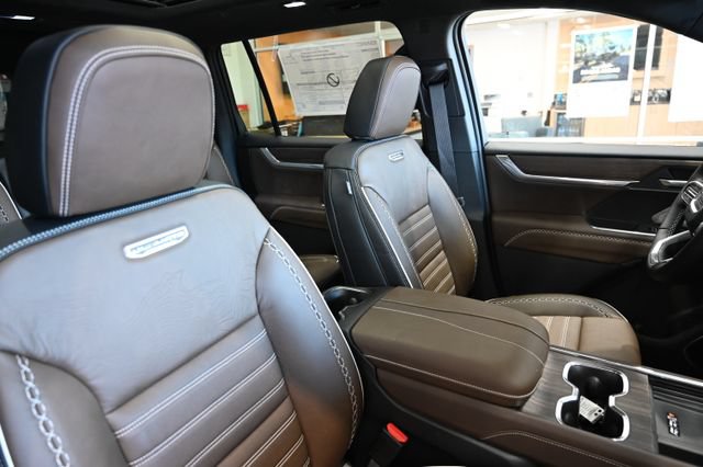 New 2026 GMC Acadia Denali Ultimate w/ LPO, Floor Liner Package AWD/4WD image 8