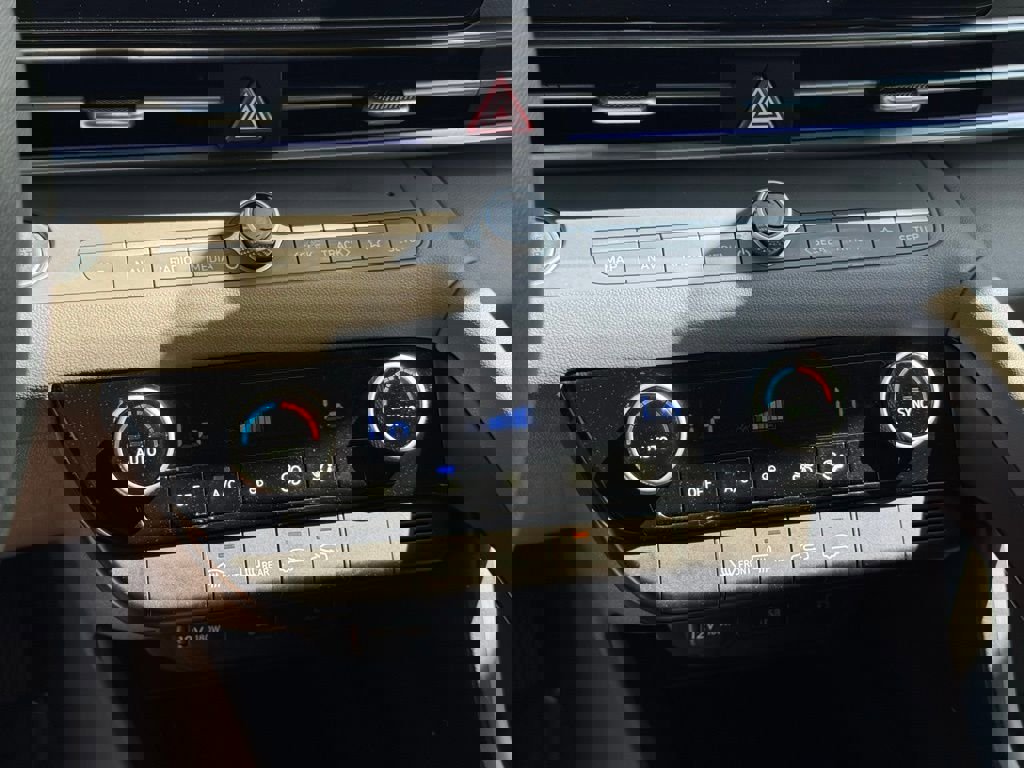 Used 2024 Hyundai Elantra SEL image 30