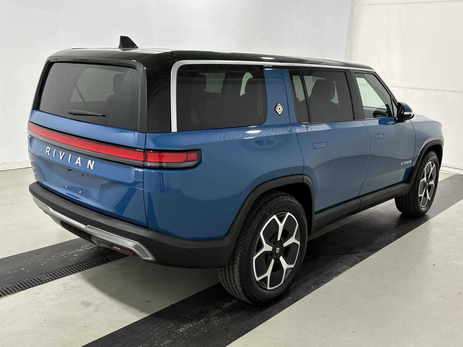 Used 2024 Rivian R1S Adventure AWD/4WD image 5
