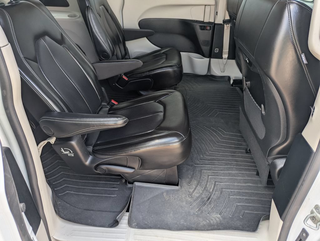 Used 2023 Chrysler Pacifica Touring-L FWD image 43