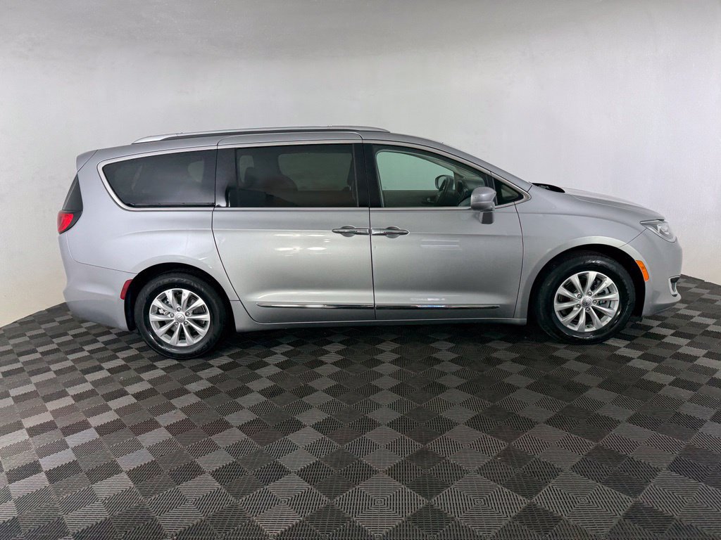 Used 2018 Chrysler Pacifica Touring-L FWD image 9