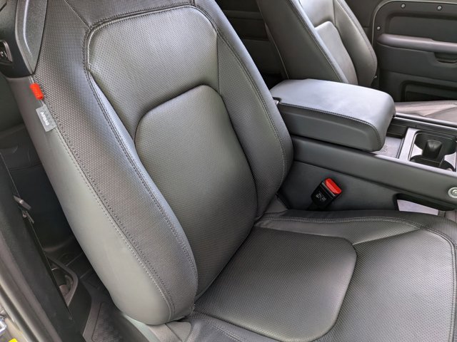 Used 2023 Land Rover Defender 90 X-Dynamic SE image 18