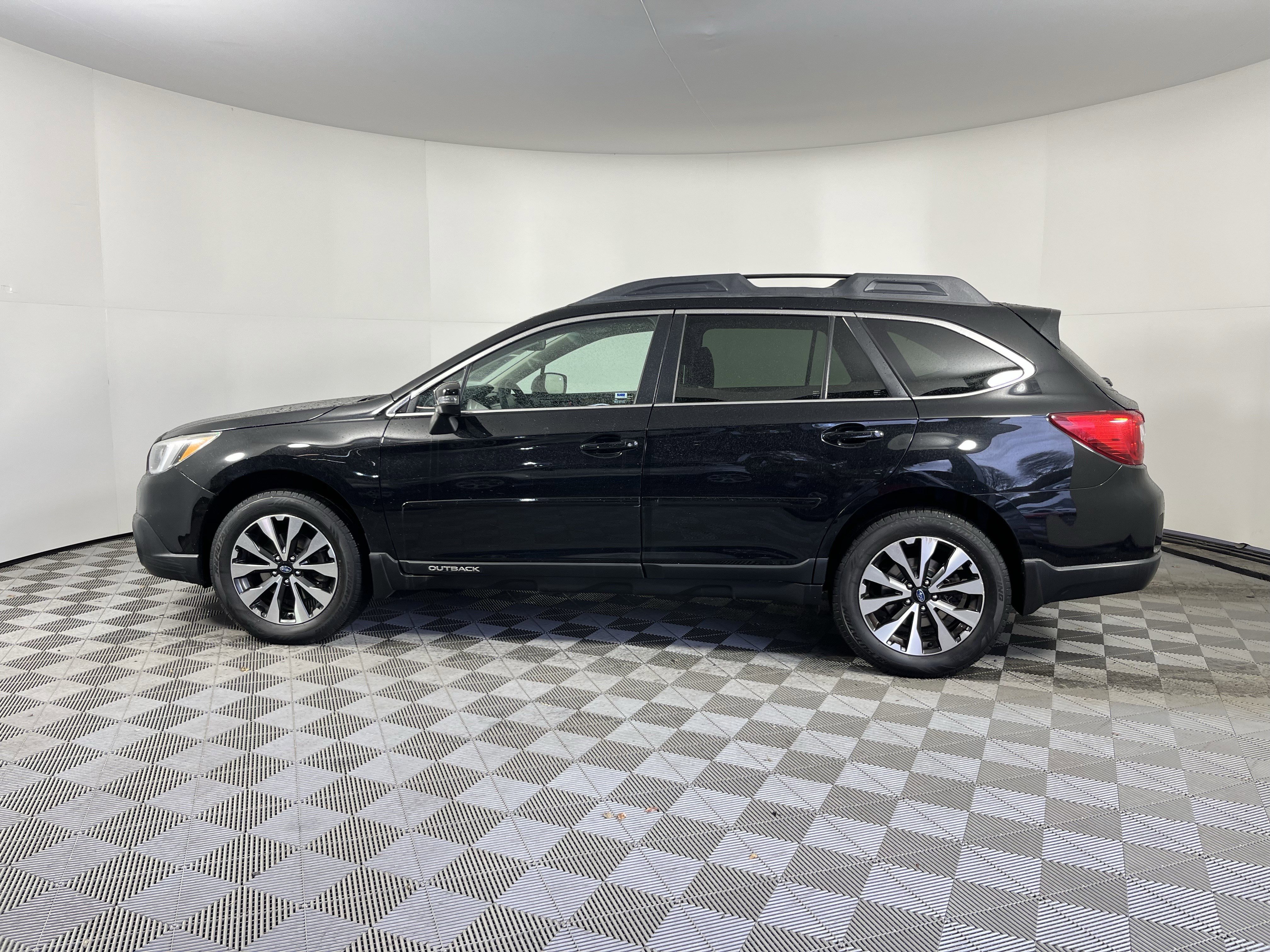 Used 2016 Subaru Outback 2.5i Limited image 2
