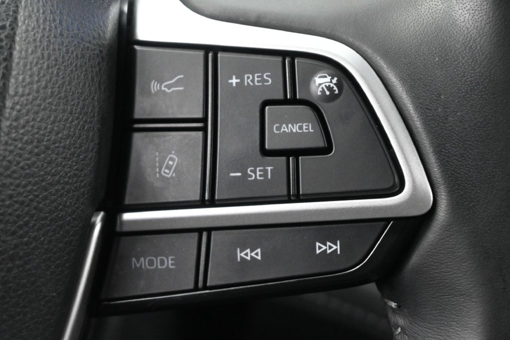 Used 2023 Toyota Highlander XSE FWD image 7