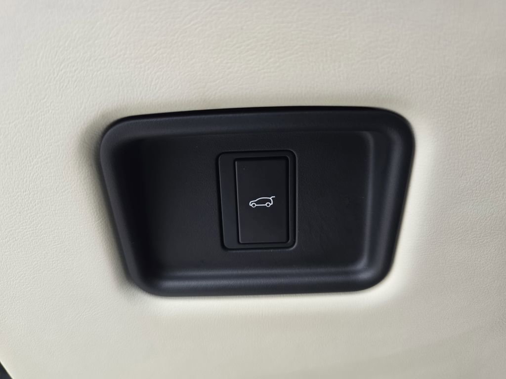 Certified 2023 Land Rover Range Rover SE image 28