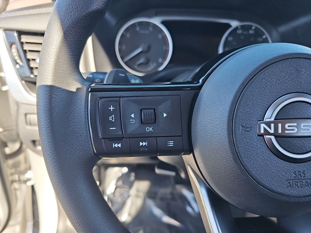 Used 2022 Nissan Rogue SV image 16