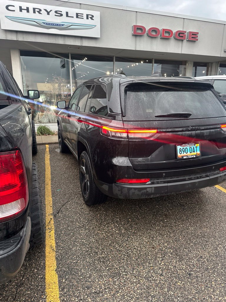 Used 2023 Jeep Grand Cherokee Altitude AWD/4WD image 4