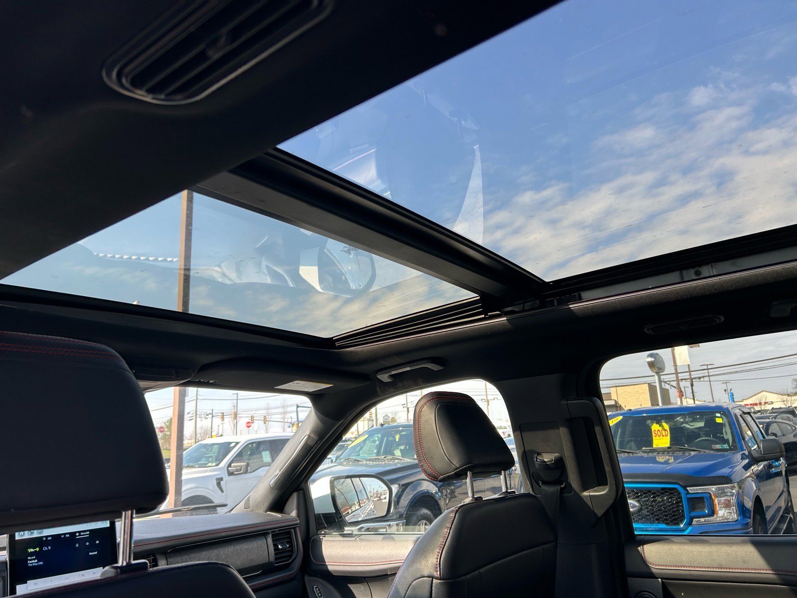 Used 2023 Ford Expedition Limited image 9