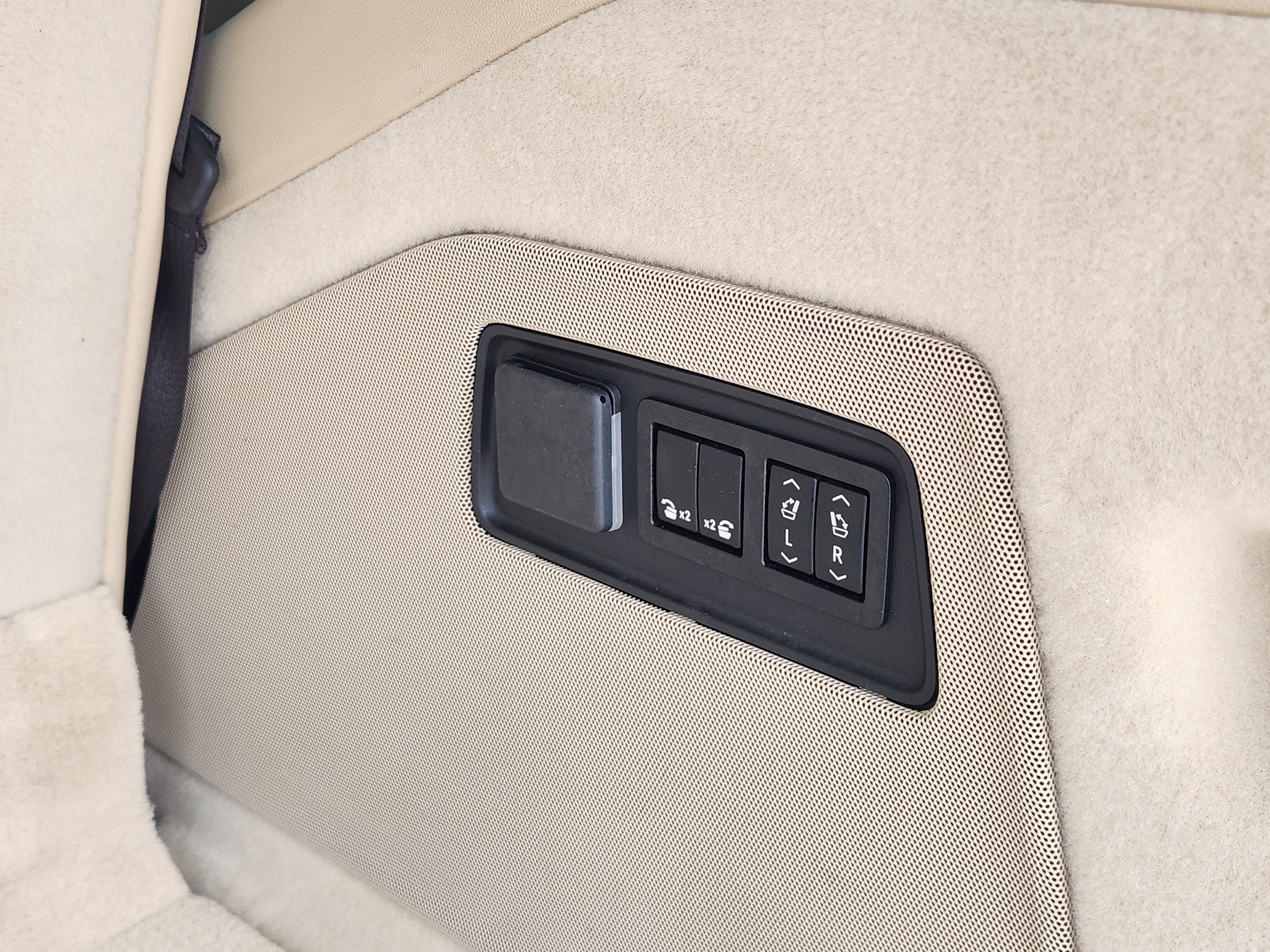 Used 2022 Cadillac Escalade Premium Luxury RWD image 34