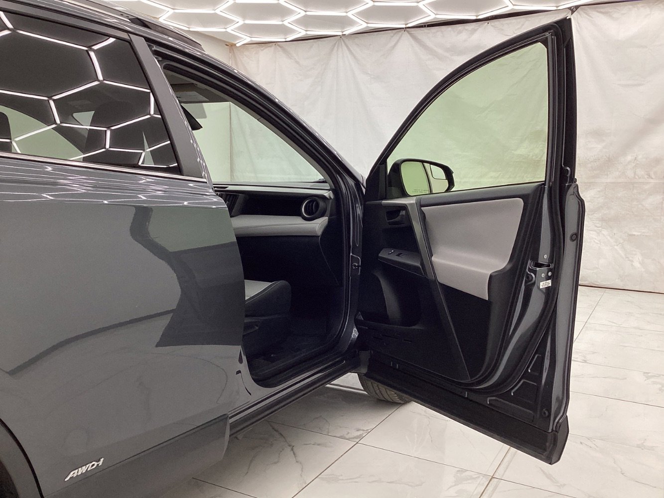 Used 2018 Toyota RAV4 LE image 17