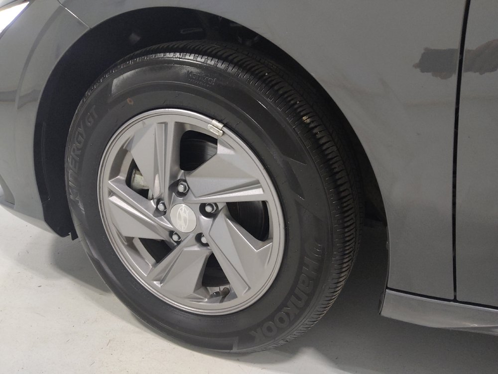 Used 2025 Hyundai Elantra SE FWD image 31