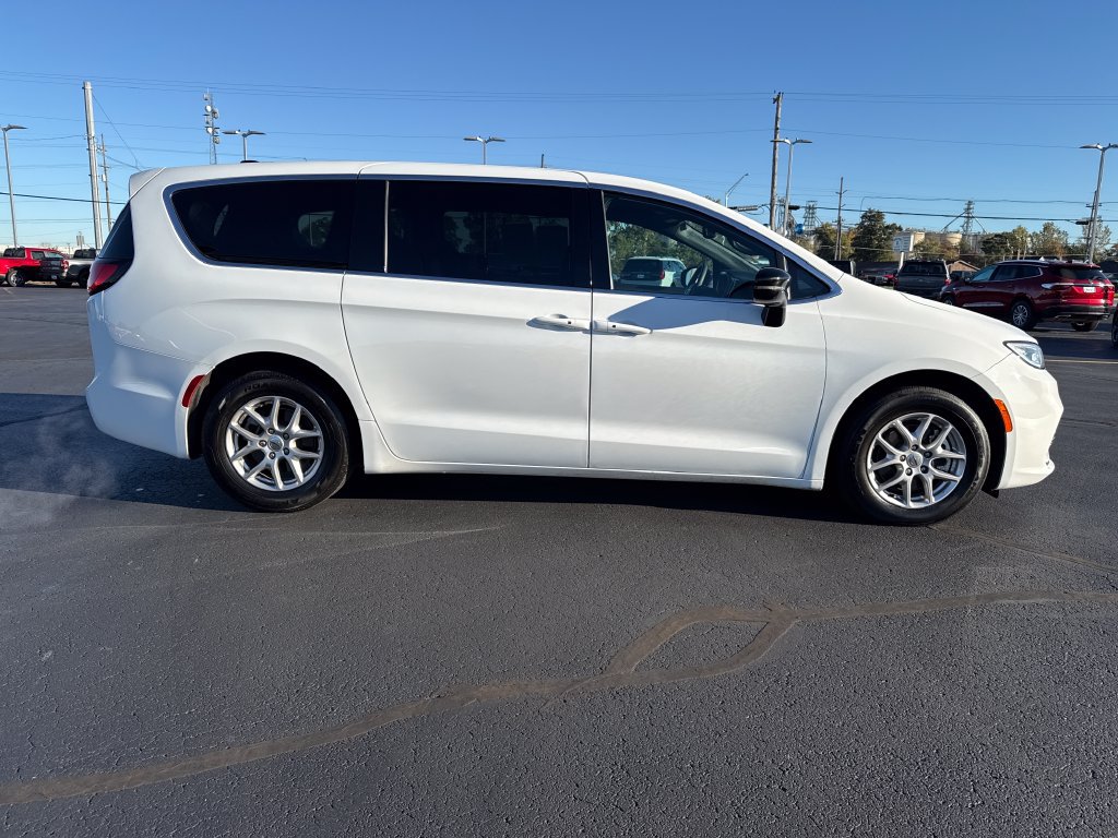 Used 2025 Chrysler Pacifica Select FWD image 9