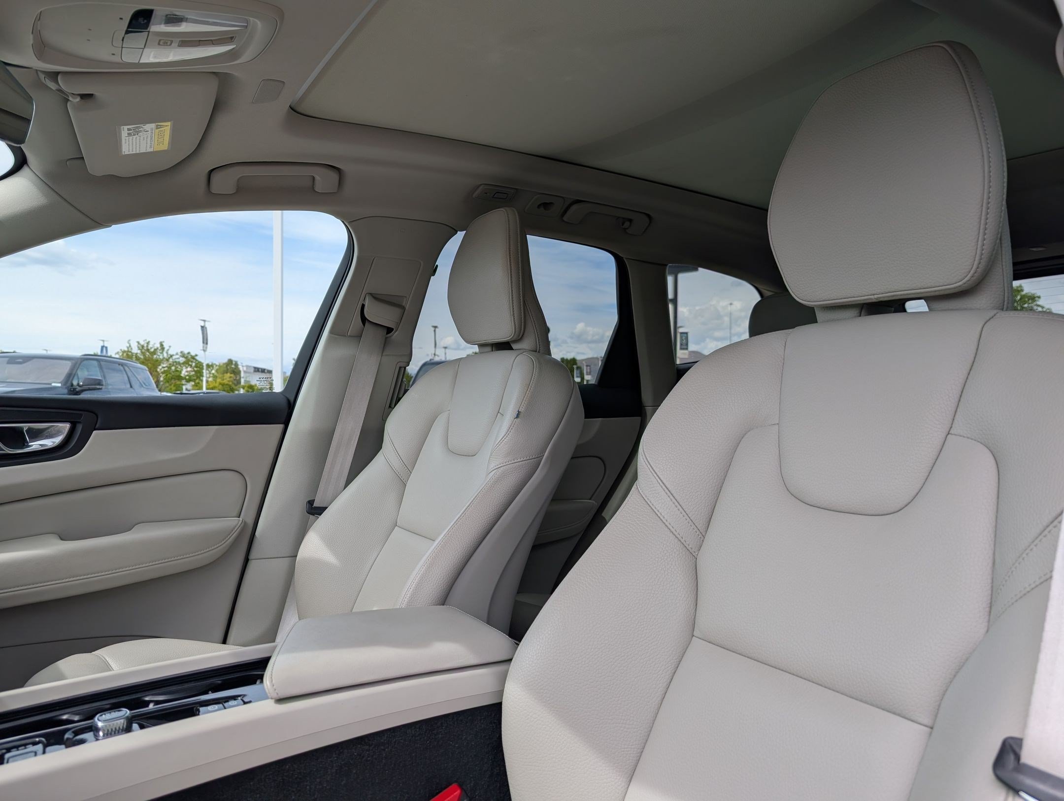 Used 2023 Volvo XC60 B5 Plus AWD/4WD image 27