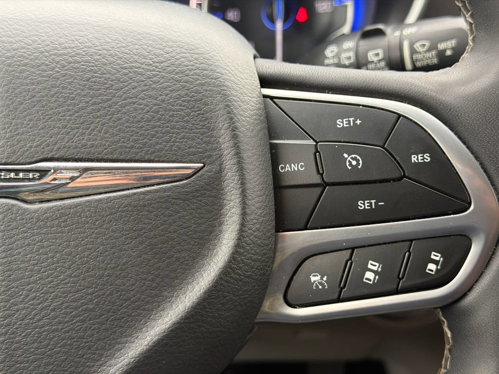 Used 2023 Chrysler Pacifica Touring-L FWD image 29