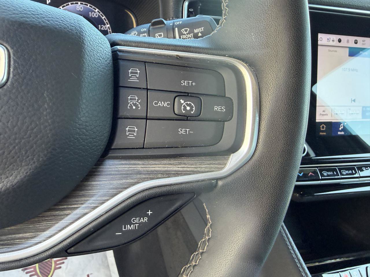 Used 2024 Jeep Wagoneer Series II AWD/4WD image 32