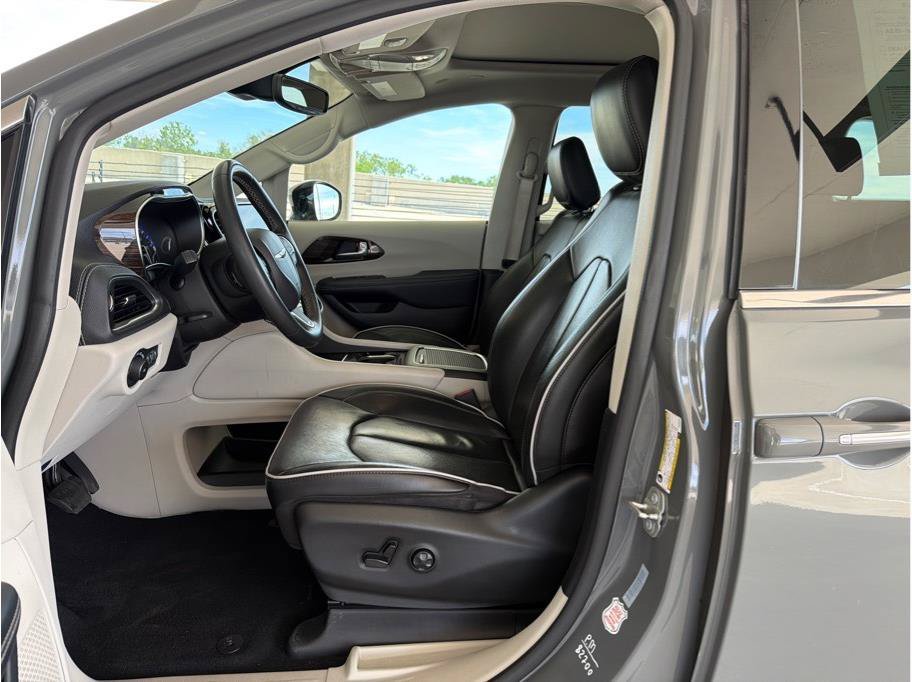 Used 2023 Chrysler Pacifica Limited FWD image 10