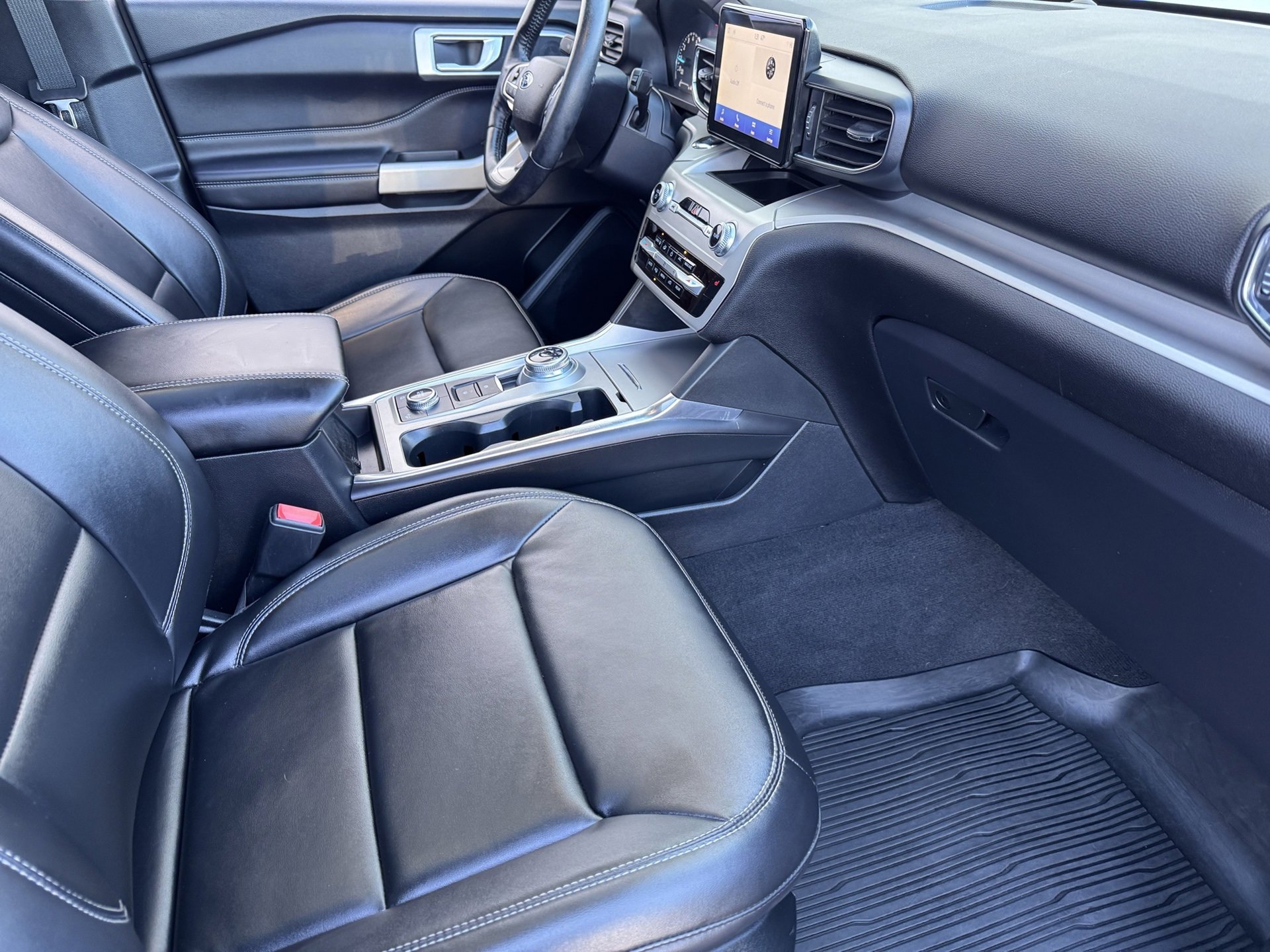 Used 2022 Ford Explorer XLT w/ Equipment Group 202A image 10