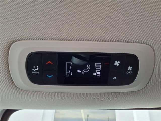 Used 2022 Chrysler Voyager LX FWD image 16