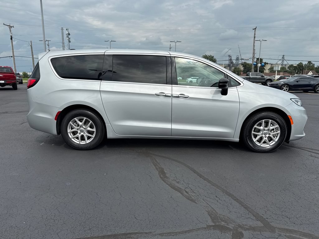 Used 2024 Chrysler Pacifica Touring-L FWD image 8