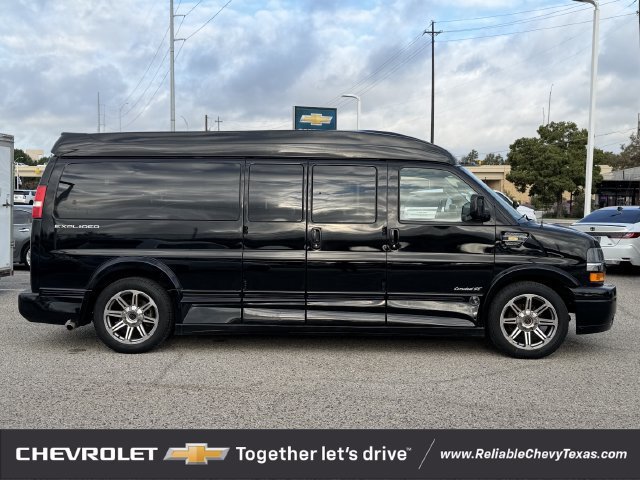 Used 2018 Chevrolet Express 2500 Extended w/ Enhanced Convenience Package RWD image 3