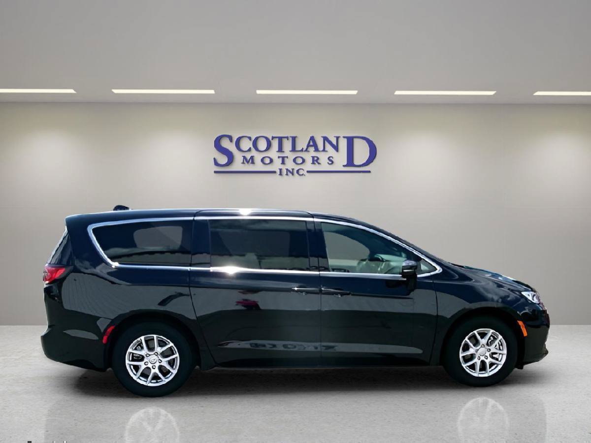 Used 2025 Chrysler Pacifica Select FWD image 5