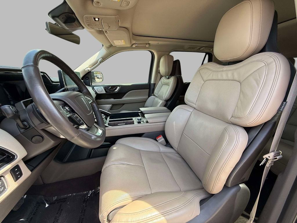 Used 2023 Lincoln Navigator Reserve AWD/4WD image 2