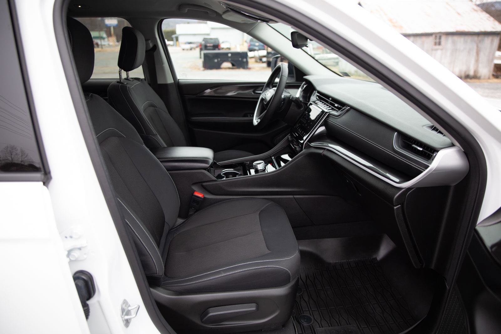 Used 2023 Jeep Grand Cherokee Laredo image 23